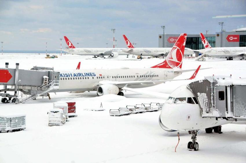 Yoğun kar yağışı İstanbul'u etkisi altına aldı! Vali Yerlikaya yeni kararları açıkladı: 3 gün idari izin...