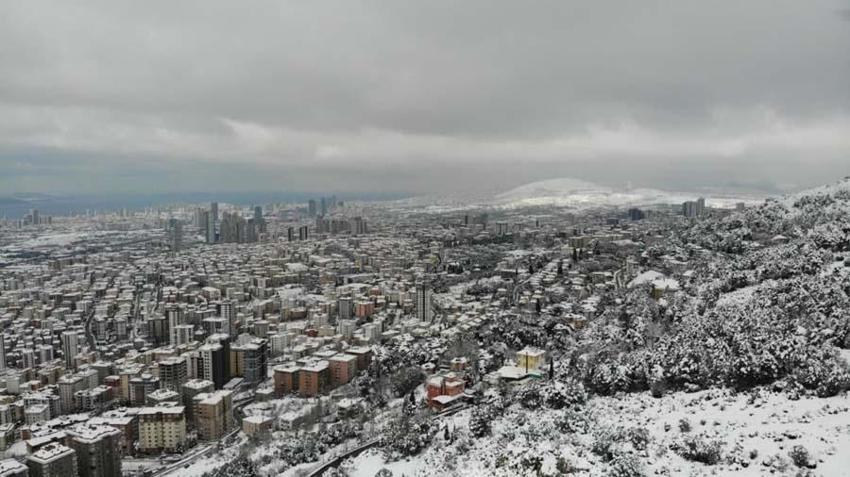 Yoğun kar yağışı İstanbul'u etkisi altına aldı! Vali Yerlikaya yeni kararları açıkladı: 3 gün idari izin...