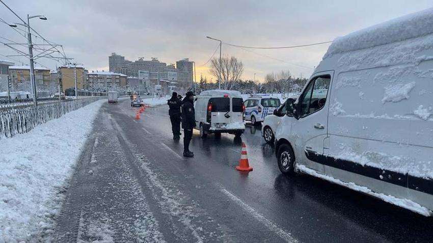 Yoğun kar yağışı İstanbul'u etkisi altına aldı! Vali Yerlikaya yeni kararları açıkladı: 3 gün idari izin...