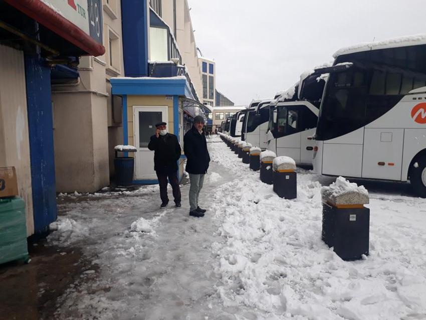Yoğun kar yağışı İstanbul'u etkisi altına aldı! Vali Yerlikaya yeni kararları açıkladı: 3 gün idari izin...