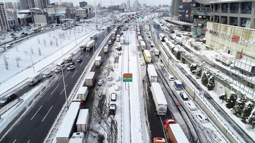 Yoğun kar yağışı İstanbul'u etkisi altına aldı! Vali Yerlikaya yeni kararları açıkladı: 3 gün idari izin...