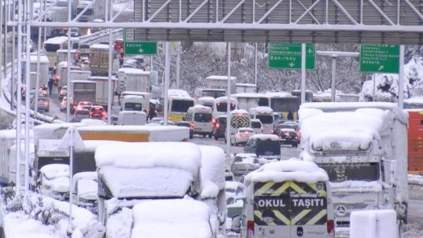Yoğun kar yağışı İstanbul'u etkisi altına aldı! Vali Yerlikaya yeni kararları açıkladı: 3 gün idari izin...