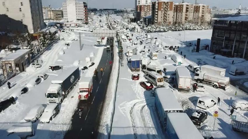 Yoğun kar yağışı İstanbul'u etkisi altına aldı! Vali Yerlikaya yeni kararları açıkladı: 3 gün idari izin...