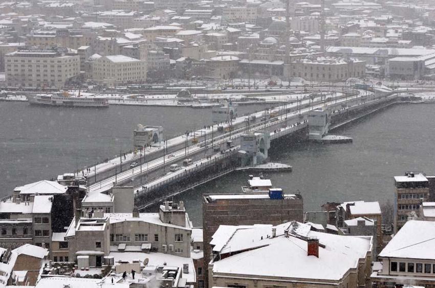 Yoğun kar yağışı İstanbul'u etkisi altına aldı! Vali Yerlikaya yeni kararları açıkladı: 3 gün idari izin...