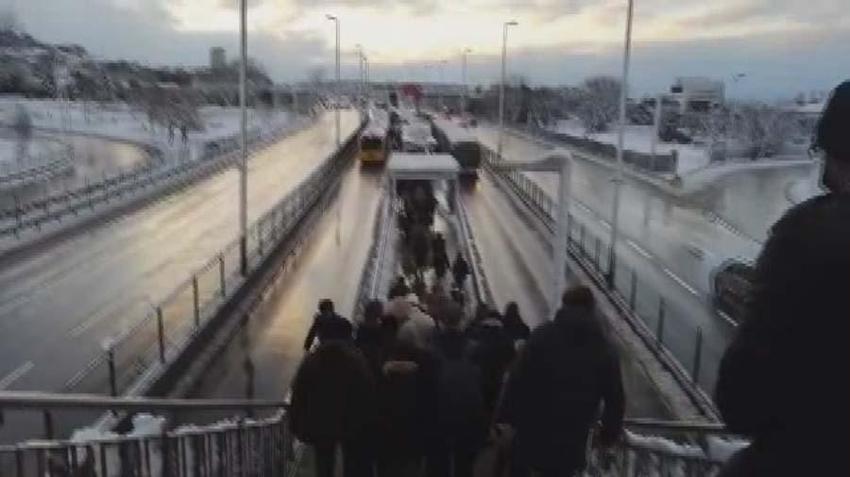 Yoğun kar yağışı İstanbul'u etkisi altına aldı! Vali Yerlikaya yeni kararları açıkladı: 3 gün idari izin...