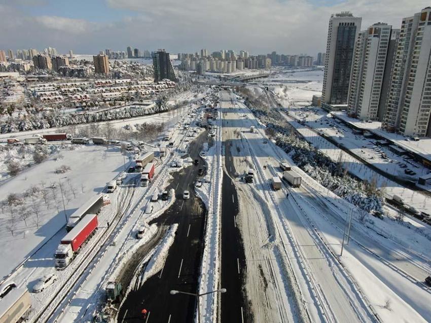Yoğun kar yağışı İstanbul'u etkisi altına aldı! Vali Yerlikaya yeni kararları açıkladı: 3 gün idari izin...