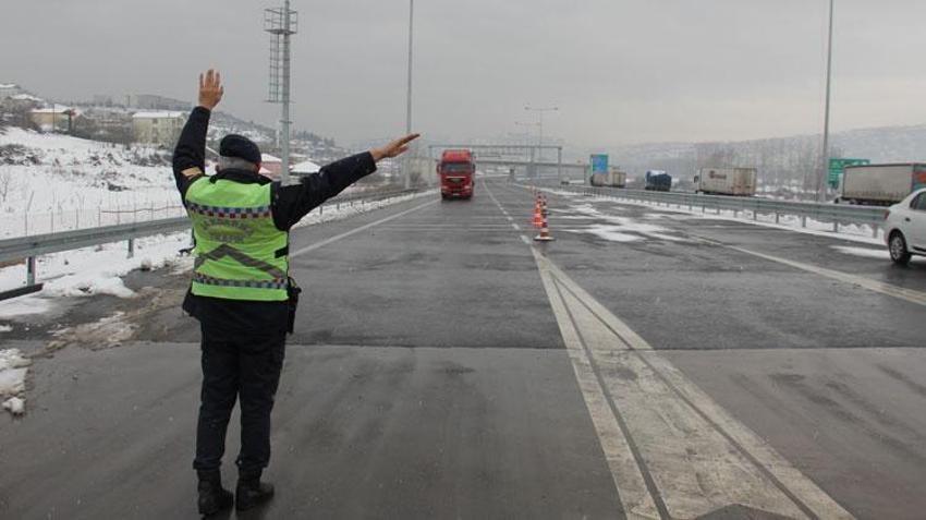 Yoğun kar yağışı İstanbul'u etkisi altına aldı! Vali Yerlikaya yeni kararları açıkladı: 3 gün idari izin...