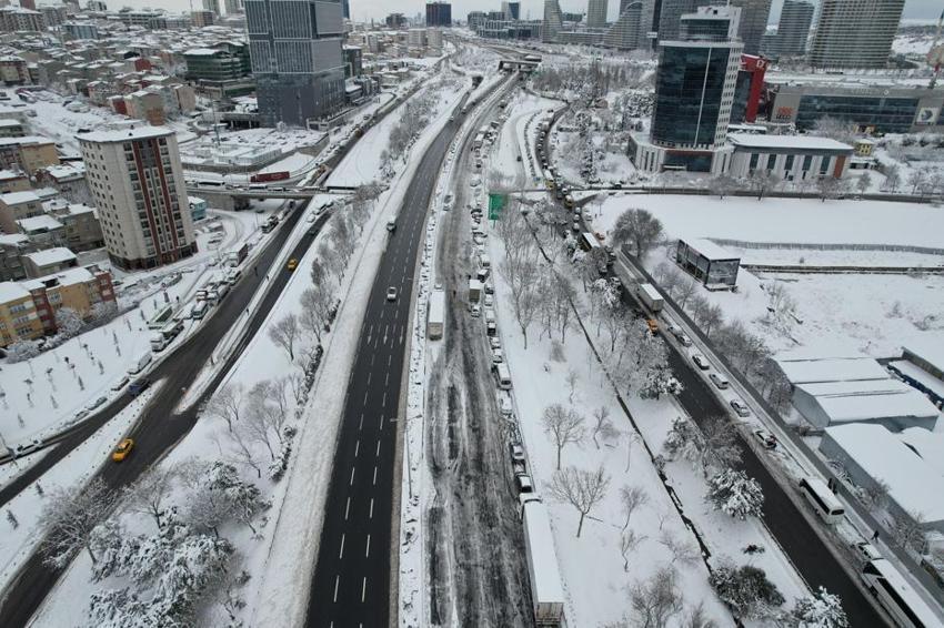 Yoğun kar yağışı İstanbul'u etkisi altına aldı! Vali Yerlikaya yeni kararları açıkladı: 3 gün idari izin...