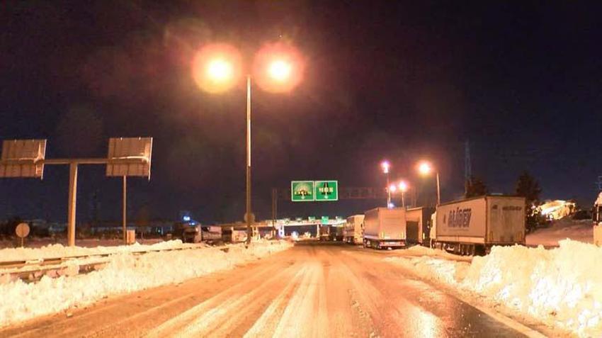 İstanbul'da yoğun kar yağışı! TEM, E-5 ve Kuzey Marmara Otoyolu kazalarla kilitlendi: 17 saatlik kâbus...