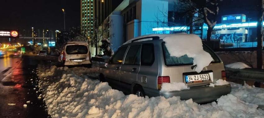 İstanbul'da yoğun kar yağışı! TEM, E-5 ve Kuzey Marmara Otoyolu kazalarla kilitlendi: 17 saatlik kâbus...