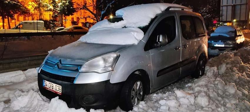 İstanbul'da yoğun kar yağışı! TEM, E-5 ve Kuzey Marmara Otoyolu kazalarla kilitlendi: 17 saatlik kâbus...