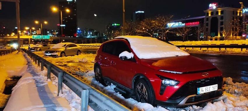 İstanbul'da yoğun kar yağışı! TEM, E-5 ve Kuzey Marmara Otoyolu kazalarla kilitlendi: 17 saatlik kâbus...