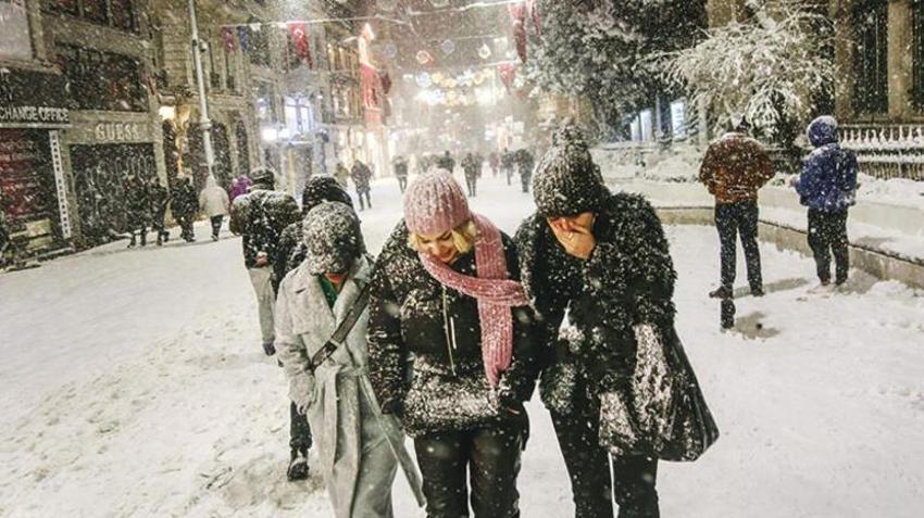 İstanbul'da yoğun kar yağışı! TEM, E-5 ve Kuzey Marmara Otoyolu kazalarla kilitlendi: 17 saatlik kâbus...