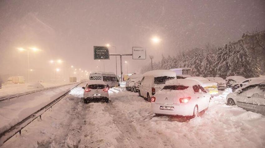 İstanbul'da yoğun kar yağışı! TEM, E-5 ve Kuzey Marmara Otoyolu kazalarla kilitlendi: 17 saatlik kâbus...