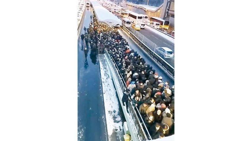 İstanbul'da yoğun kar yağışı! TEM, E-5 ve Kuzey Marmara Otoyolu kazalarla kilitlendi: 17 saatlik kâbus...