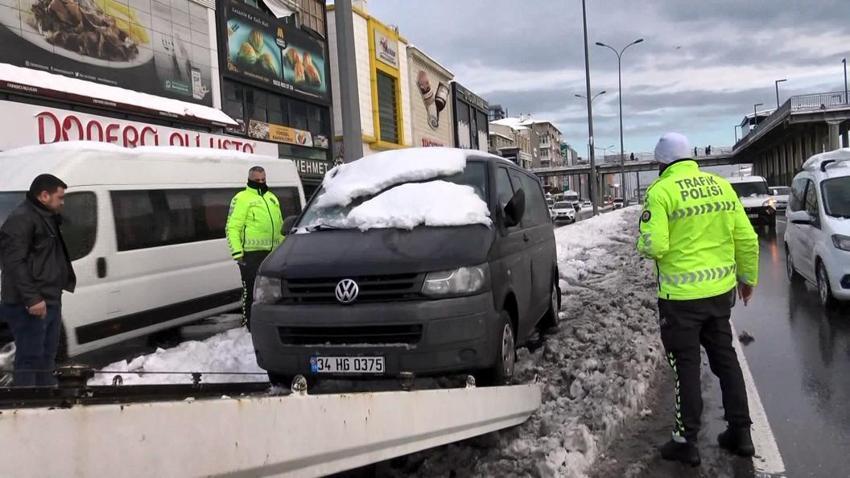 İstanbul'da yoğun kar yağışı! TEM, E-5 ve Kuzey Marmara Otoyolu kazalarla kilitlendi: 17 saatlik kâbus...