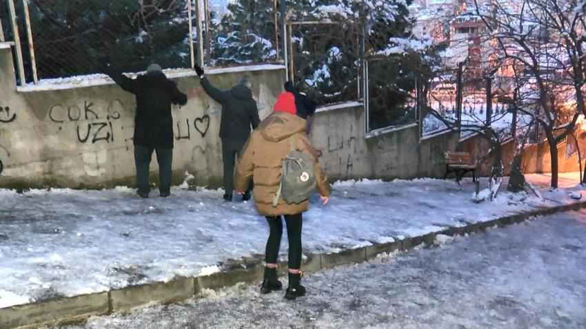 İstanbul'da yoğun kar yağışı! TEM, E-5 ve Kuzey Marmara Otoyolu kazalarla kilitlendi: 17 saatlik kâbus...