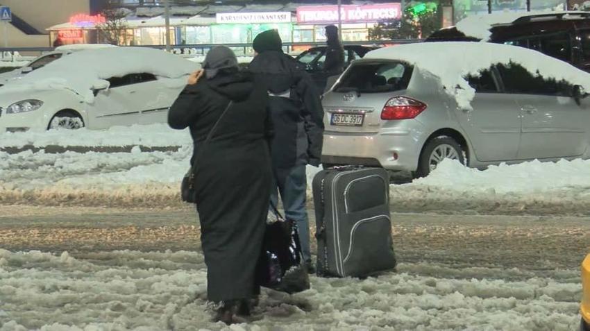 İstanbul'da yoğun kar yağışı! TEM, E-5 ve Kuzey Marmara Otoyolu kazalarla kilitlendi: 17 saatlik kâbus...