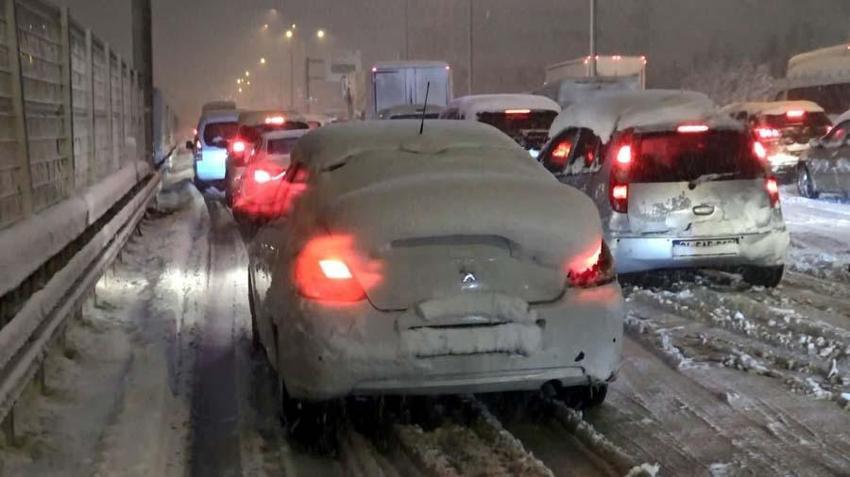 İstanbul'da yoğun kar yağışı! TEM, E-5 ve Kuzey Marmara Otoyolu kazalarla kilitlendi: 17 saatlik kâbus...