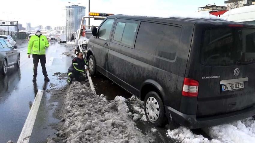 İstanbul'da yoğun kar yağışı! TEM, E-5 ve Kuzey Marmara Otoyolu kazalarla kilitlendi: 17 saatlik kâbus...
