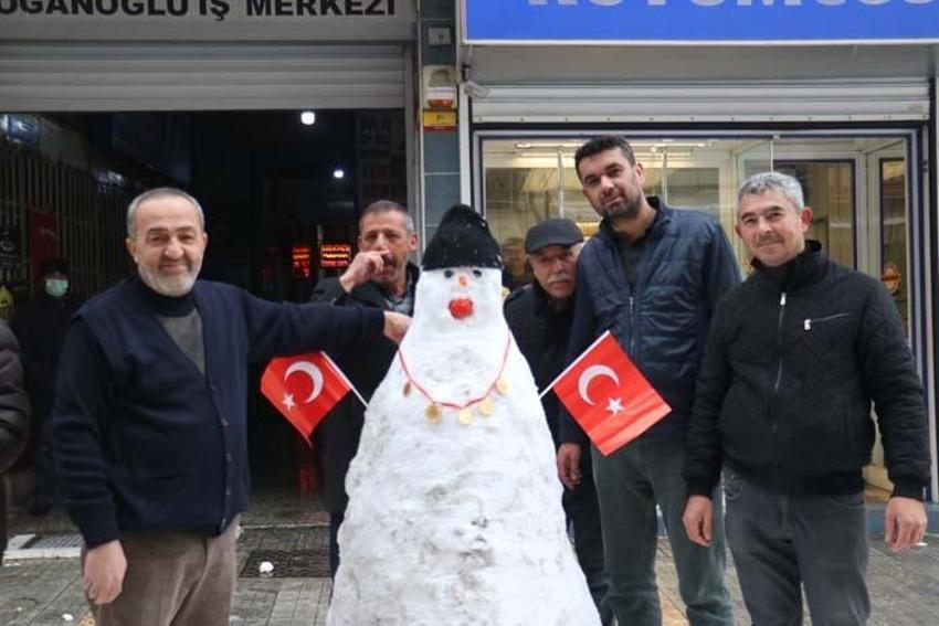 Güldüren kardan adam kareleri! Vatandaşlar hayal gücünü bir kez daha kanıtladı...