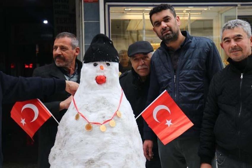 Güldüren kardan adam kareleri! Vatandaşlar hayal gücünü bir kez daha kanıtladı...