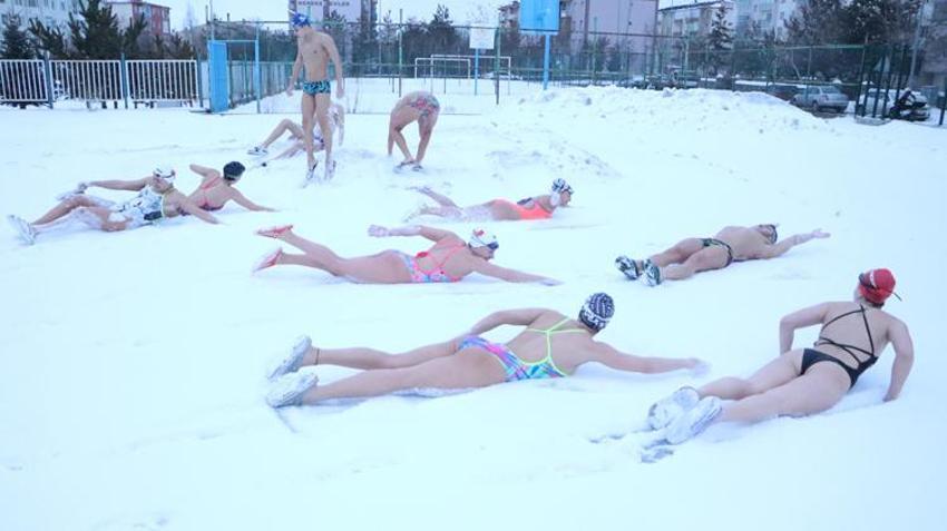 Fenerbahçeli genç yüzücülere, eksi 12 derecede karda şok programı!