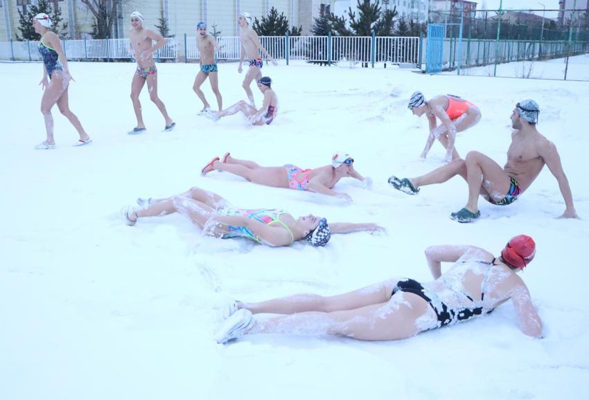 Fenerbahçeli genç yüzücülere, eksi 12 derecede karda şok programı!