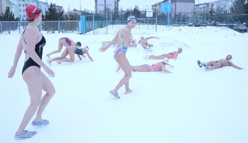 Fenerbahçeli genç yüzücülere, eksi 12 derecede karda şok programı!