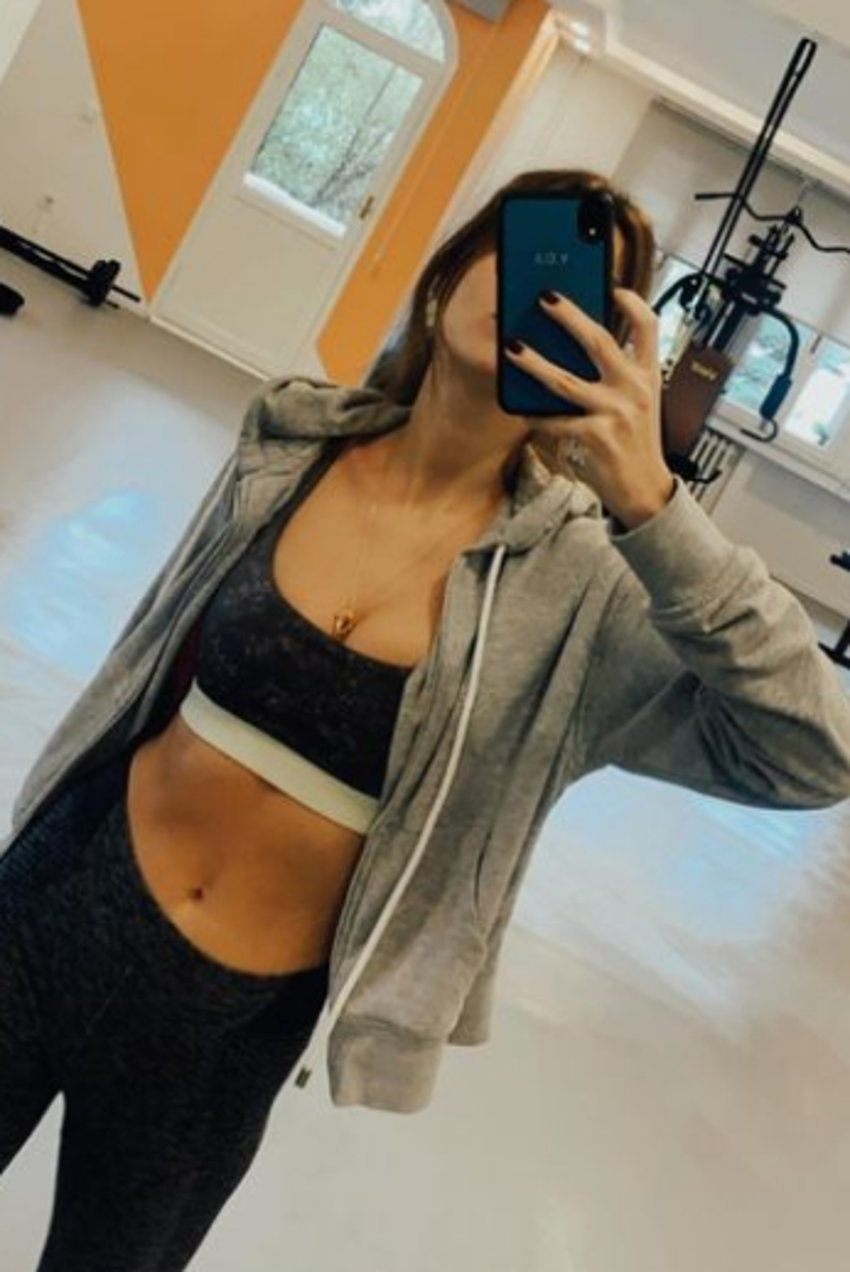 Yüsra Geyik spor pozlarını takipçilerinin beğenisine sundu!  'Yürüyen uçak'