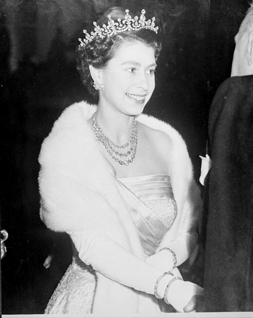 İngiltere Kraliçesi 2. Elizabeth'in şaşırtan görüntüsü! Pahalı olduğu için saçlarının yarısı yok...