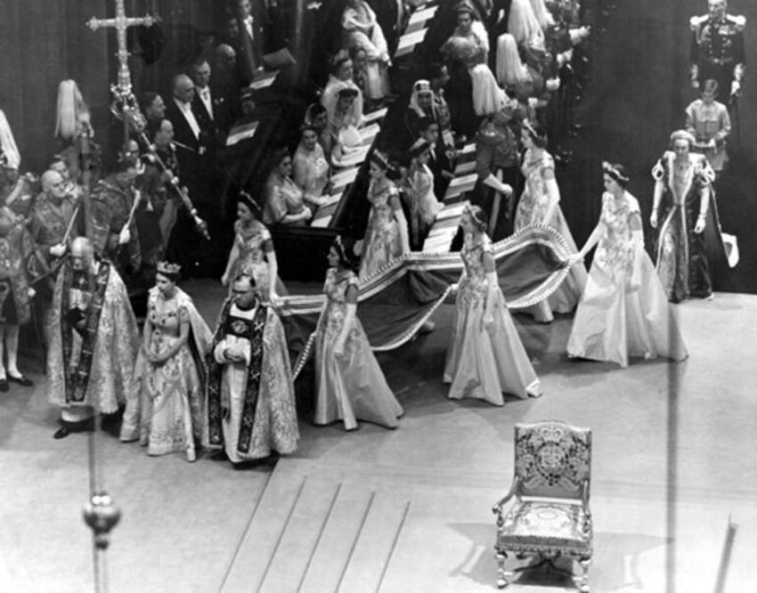 İngiltere Kraliçesi 2. Elizabeth'in şaşırtan görüntüsü! Pahalı olduğu için saçlarının yarısı yok...