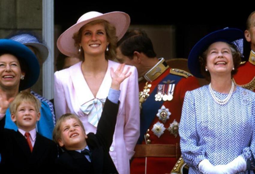 İngiltere Kraliçesi 2. Elizabeth'in şaşırtan görüntüsü! Pahalı olduğu için saçlarının yarısı yok...