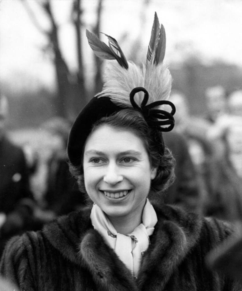 İngiltere Kraliçesi 2. Elizabeth'in şaşırtan görüntüsü! Pahalı olduğu için saçlarının yarısı yok...