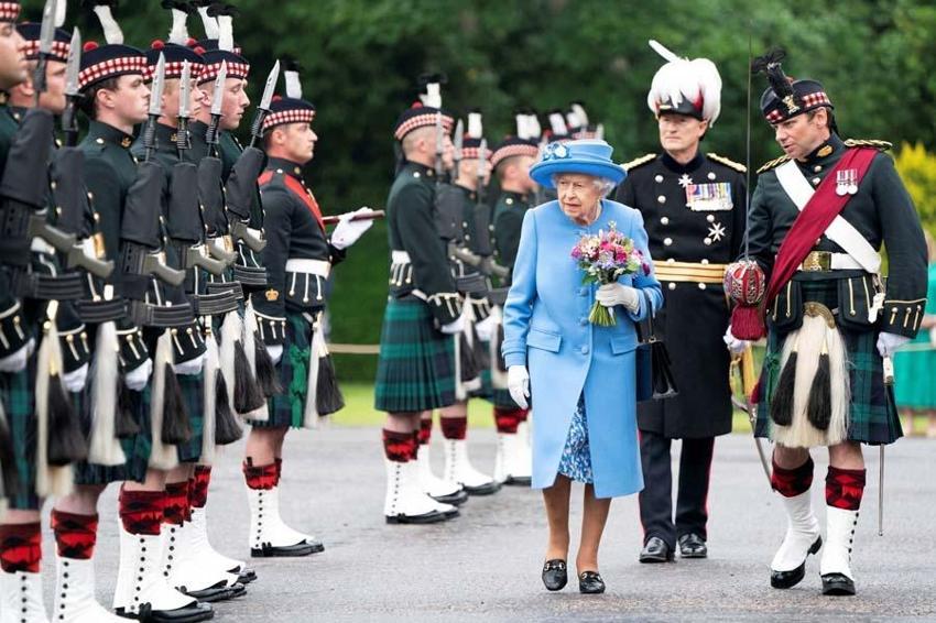 İngiltere Kraliçesi 2. Elizabeth'in şaşırtan görüntüsü! Pahalı olduğu için saçlarının yarısı yok...