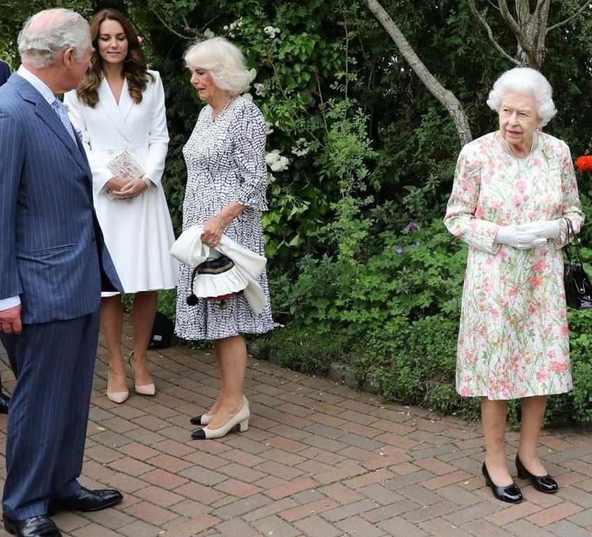 İngiltere Kraliçesi 2. Elizabeth'in şaşırtan görüntüsü! Pahalı olduğu için saçlarının yarısı yok...