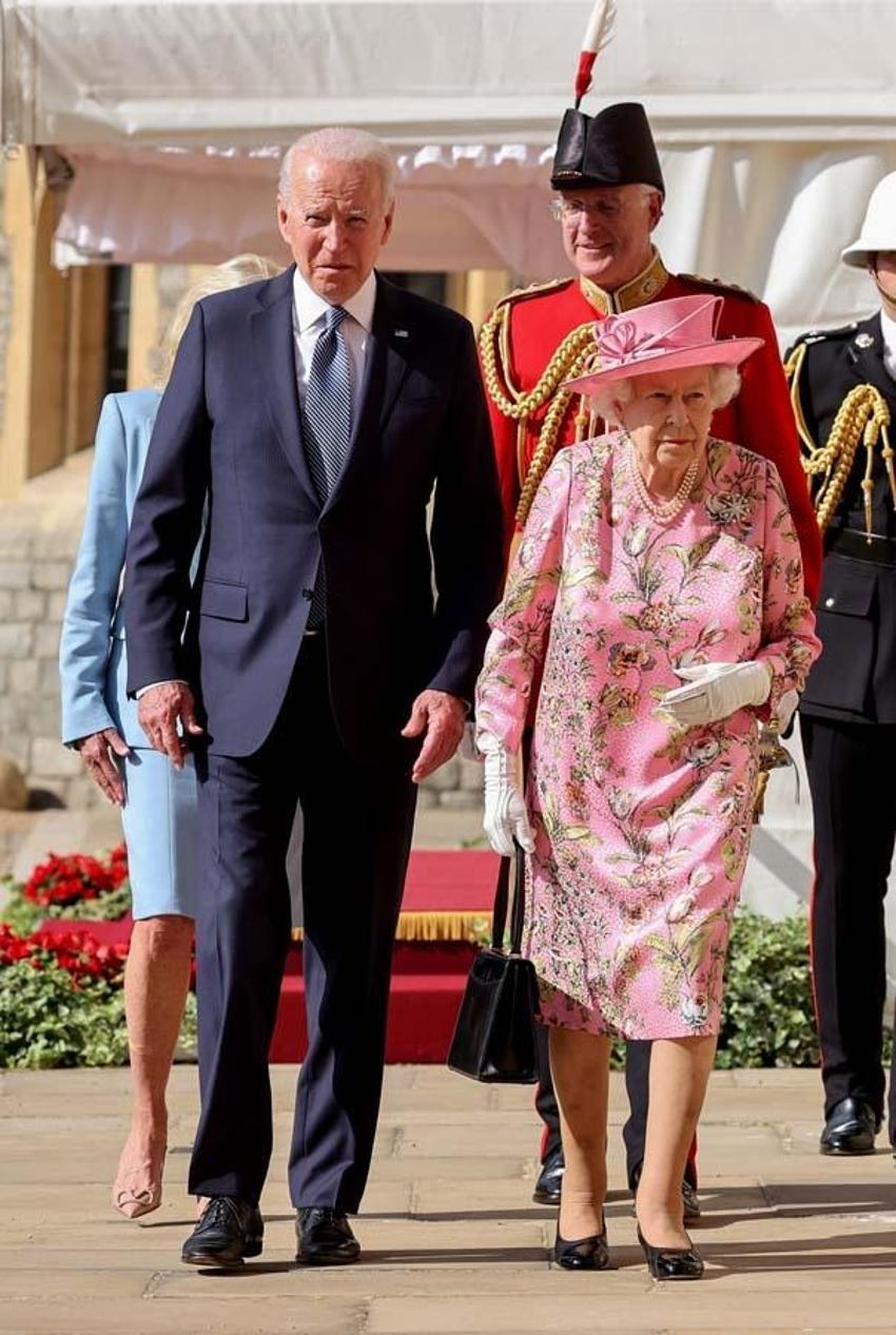İngiltere Kraliçesi 2. Elizabeth'in şaşırtan görüntüsü! Pahalı olduğu için saçlarının yarısı yok...