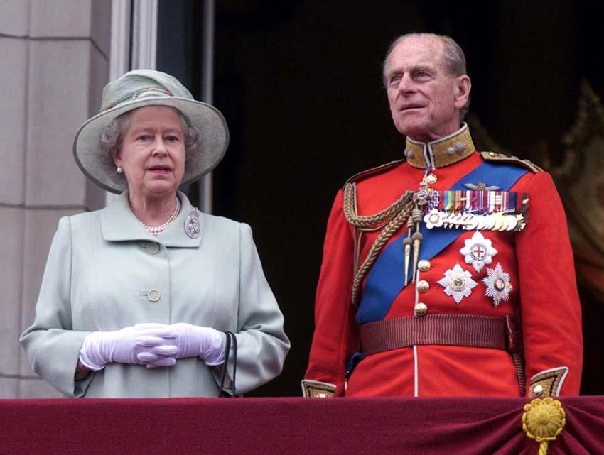 İngiltere Kraliçesi 2. Elizabeth'in şaşırtan görüntüsü! Pahalı olduğu için saçlarının yarısı yok...