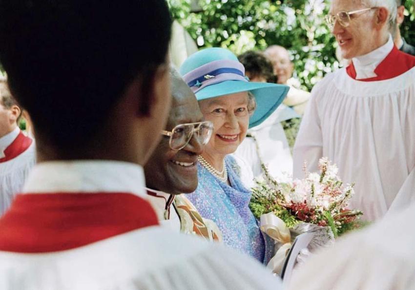 İngiltere Kraliçesi 2. Elizabeth'in şaşırtan görüntüsü! Pahalı olduğu için saçlarının yarısı yok...