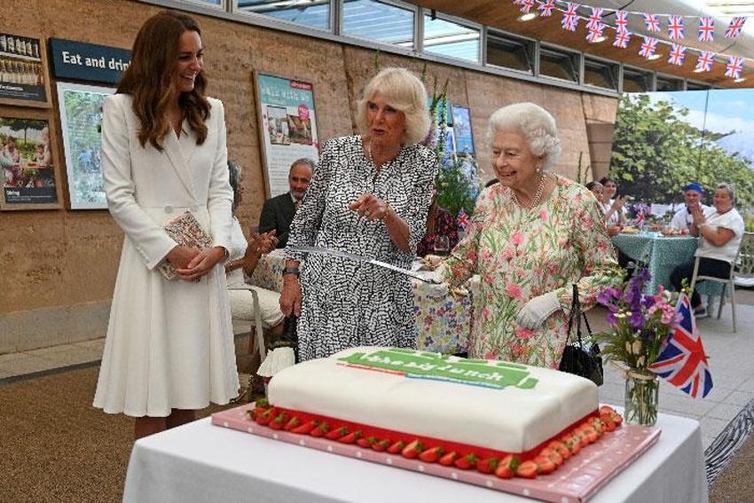İngiltere Kraliçesi 2. Elizabeth'in şaşırtan görüntüsü! Pahalı olduğu için saçlarının yarısı yok...
