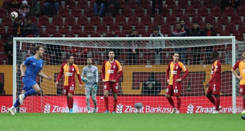 Galatasaray Tuzlaspor'dan 6 yedi Burak Elmas ve Torrent istifaya davet edildi! Maçta skandal olay! Duşa giden oyuncuyu...