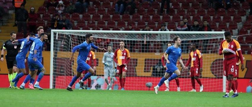 Galatasaray Tuzlaspor'dan 6 yedi Burak Elmas ve Torrent istifaya davet edildi! Maçta skandal olay! Duşa giden oyuncuyu...