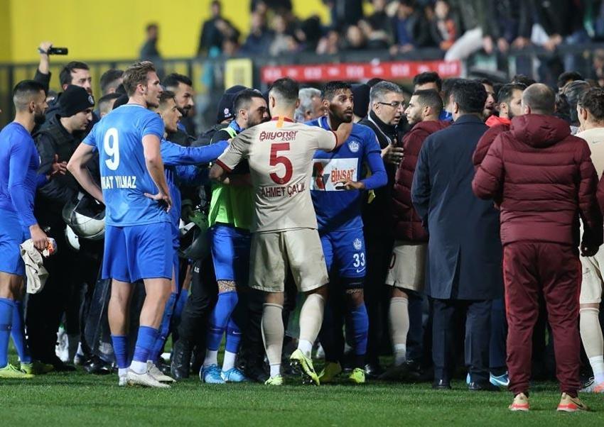 Galatasaray Tuzlaspor'dan 6 yedi Burak Elmas ve Torrent istifaya davet edildi! Maçta skandal olay! Duşa giden oyuncuyu...