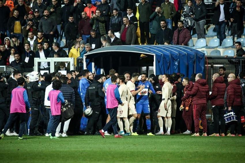 Galatasaray Tuzlaspor'dan 6 yedi Burak Elmas ve Torrent istifaya davet edildi! Maçta skandal olay! Duşa giden oyuncuyu...