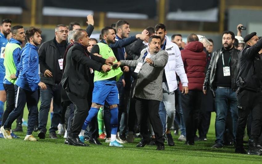 Galatasaray Tuzlaspor'dan 6 yedi Burak Elmas ve Torrent istifaya davet edildi! Maçta skandal olay! Duşa giden oyuncuyu...