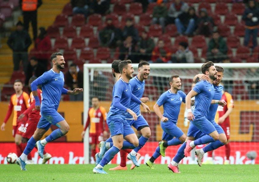Galatasaray Tuzlaspor'dan 6 yedi Burak Elmas ve Torrent istifaya davet edildi! Maçta skandal olay! Duşa giden oyuncuyu...