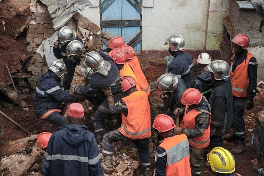 Tropikal fırtına Afrika'yı vurdu! İnanılmaz görüntüler: 80'e yakın can kaybı...