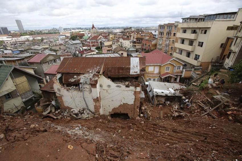 Tropikal fırtına Afrika'yı vurdu! İnanılmaz görüntüler: 80'e yakın can kaybı...