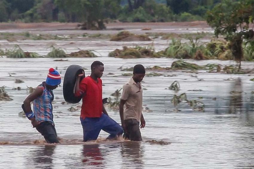Tropikal fırtına Afrika'yı vurdu! İnanılmaz görüntüler: 80'e yakın can kaybı...
