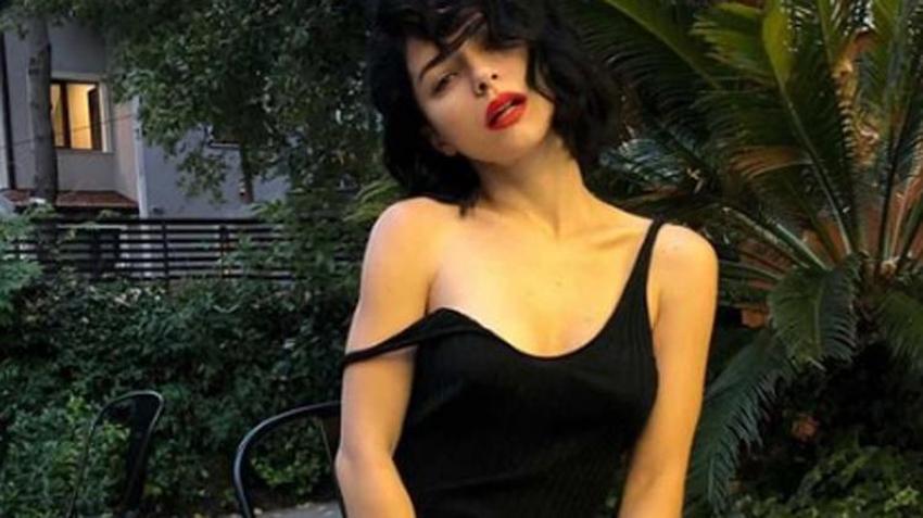 Merve Boluğur kasığına kadar yırtmaçla poz verdi!